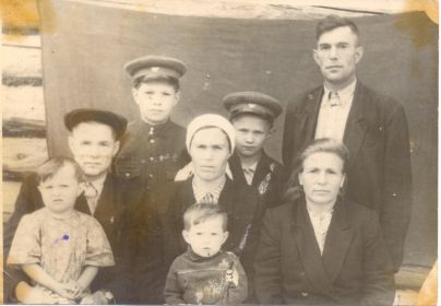 На фото семья Аккузина В.П." сыновья Василий,Виктор,дочери Валентина,Татьяна  и брат Павел с супругой