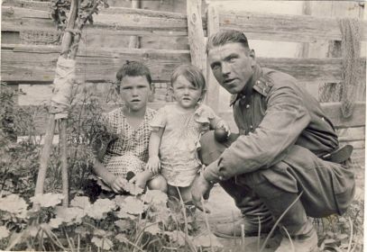 Дедушка с дочерями 1949 год
