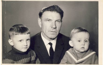 Дед с внуками Андрей и Николай