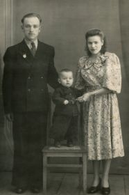 Халабуда Виктор Яковлевич с женой Марией Фёдоровной и сыном Александром. 1953г 
