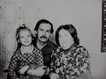 Высоцкая Т.Д. с сыном Юрием и внучкой Аллой, 1992г.