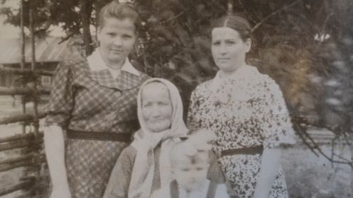 Крайняя справа, в центре мать и дочка Людмила