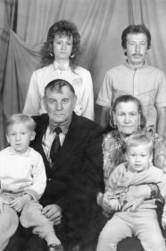 Чукомин А.М., с женой, внучкой и правнуками