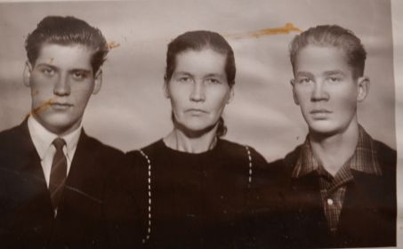 Жена и сыновья. Слева Аркадий, справа Рудольф