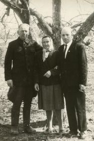 Халабуда Пётр Яковлевич с женой и Виктор Яковлевич