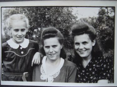 Слева - дочь Микульского С.С. (моя мама), в середине - жена Микульского С.С. (моя бабушка), справа - дочь Лариса
