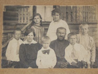 Мама Александра и папа Алексей с братьями и сестрами