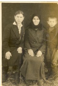 мама (деда),сестра Соня и племянник Толя,22.02.1945 г.