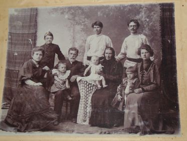 Родители деда (справа). На руках у мамы Александры - сестра Ольга (1901 г. р.). Дед родится через 18 лет.