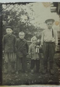 Дети: Михаил, Геннадий, Раиса и Леонид