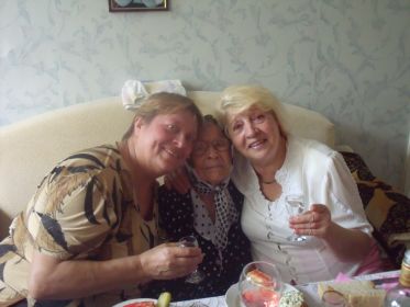 жена,дочь и внучка