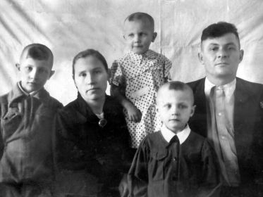 Семья Шахворостовых: (слева направо) Анатолий, Евдокия Яковлевна, Валентина, Юрий , Яков Михайлович.