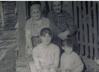 Кузьмищев А.Ф. с женой и внуками.