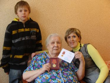 В день бабушкиного юбилея ей вручили медаль ":5 лет Победы в Великой Отечественной войне"