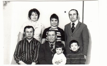 с детьми и внуками 1980 г.