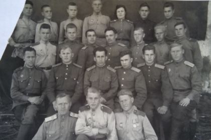 Дедушка в нижнем ряду в центре (14-й фронтовой узел связи 2-го Дальневосточного фронта, 1945г)