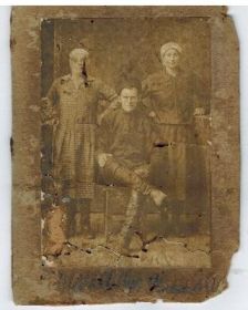 На фото Захарий Петрович с женой Клавдией Дмитриевной (справа).
