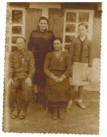Семья Захария Петровича после войны. Жена Клавдия Дмитриевна, по втором ряду справа старшая дочь Ефросиния Захаровна 23.02.1924 г. р. и младшая дочь Тамара Захаровна 25.10.1938 г.р.