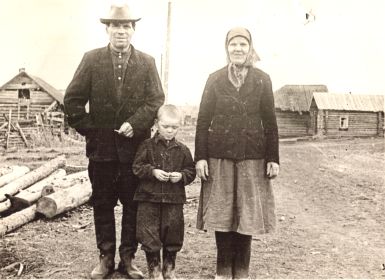 Дьяков Михаил Власович со своей женой Прасковьей и внуком Владимиром
