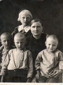 Жена Прасковья Трифововна и дети Раиса, Евгений, Алексей, Николай