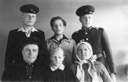 Жена Прасковья Трифововна, дети Евгений, Николай, Алексей, Надежда