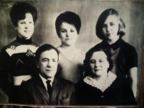 Кусакины Василий и Нина с дочерьми Галей,Валей,Ириной