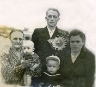С мужем, его мамой Ольгой Фроловной и детьми Юрой и Юлей.