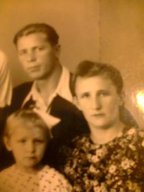 Мой дед, бабушка и мама.