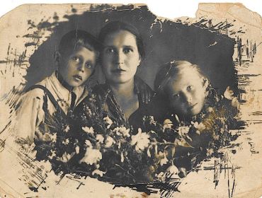 фото семьи:  май 1945г.