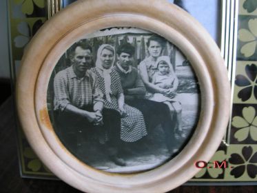 Семья  моего дедушки - моя бабушка Марфа Дмиртиевна,его сын, а мой папа Могильный Владимир Григорьевич, дочь, а моя тетя -Могильная Тамара Григорьевна, мой двоюродный брат -Владимир и я.