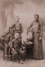 Алексей Денисович (второй слева в верхнем ряду) с братьями и мамой Анной Ивановной Яковлевой