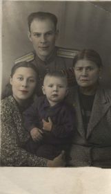 Григорий Михайлович, его мама-баба Катя, Елена Михайловна (Ильинская) - его жена, и я -Валентин Григорьевич.
