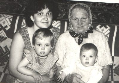 жена Кажина Мария Николаевна с правнучками