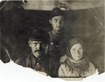 1941 г. Родители и брат Петр (сгорел в танке)