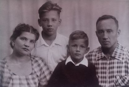 1957 год уже двое сыновей-Володя и Сергей