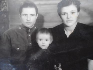 бабушка с дедушкой и старшей дочерью Людмилой