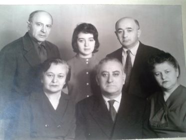 папа сидит с сестрами Евой и Люсей, стоят братья Лев и Наум, племянница Лариса