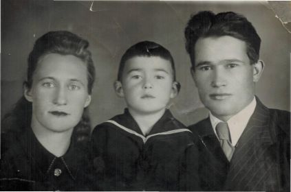 Май 1952 г. Жена Анна, сын Валерий.