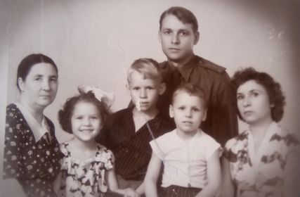 Жена Пелагея Федоровна, старшая дочь Мария с мужем Александром и детьми (Татьяна, Павел, Сергей)