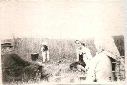1964 год. Привал по дороге домой: внук Юра, сноха Зинаида и жена