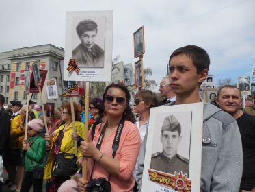 Валерий Евгеньевич Рычков (правнук, 17 лет) 9 мая 2016 г. с мамой (Елена Гордиенко) на демонстрации в Иркутске в рядах Бессмертного полка.)