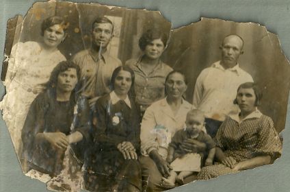 дед в верхнем ряду 2-й слева, его жена в нижнем 2-я слева, на коленях у тещи сынок Юрик - 1939г