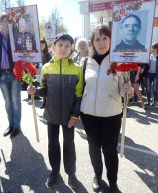 Внучка Лобикова Елена и правнук Сироткин Александр в рядах Бессмертного полка (2015 г.)