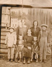 фото сделано в июне 1934 года - братья - Иван и Федор, сестры - Александра, Евдокия, Анна, Нина с матерью Матреной