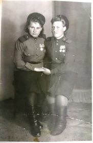 Анастасия Петровна (слева) с подругой радисткой
