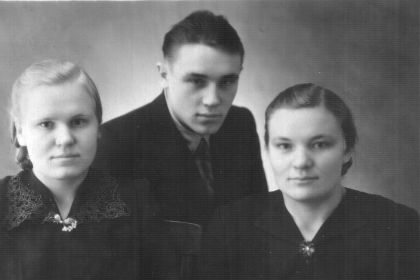 Сестры Серафима, Антонина и брат Василий, фото 1957 года.