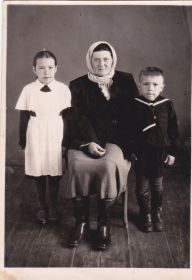 Его жена Варвара Алексеевна (моя бабушка) с племянниками Валей и Толей.