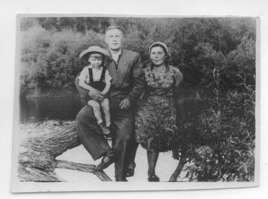 Пётр с женой Тамарой и сыном Сергеем, 1956г