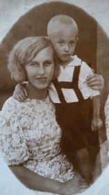жена Варвара и сын Владимир Величко 15.08.1942г.