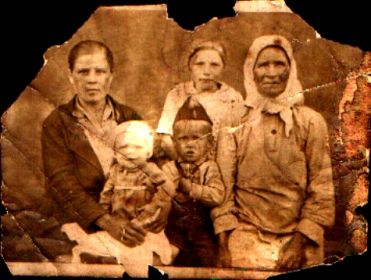 семья дедушки: слева жена Екатерина, дочь Надежда, сын Виктор, племянница и Теща Пелагея. 1939г.